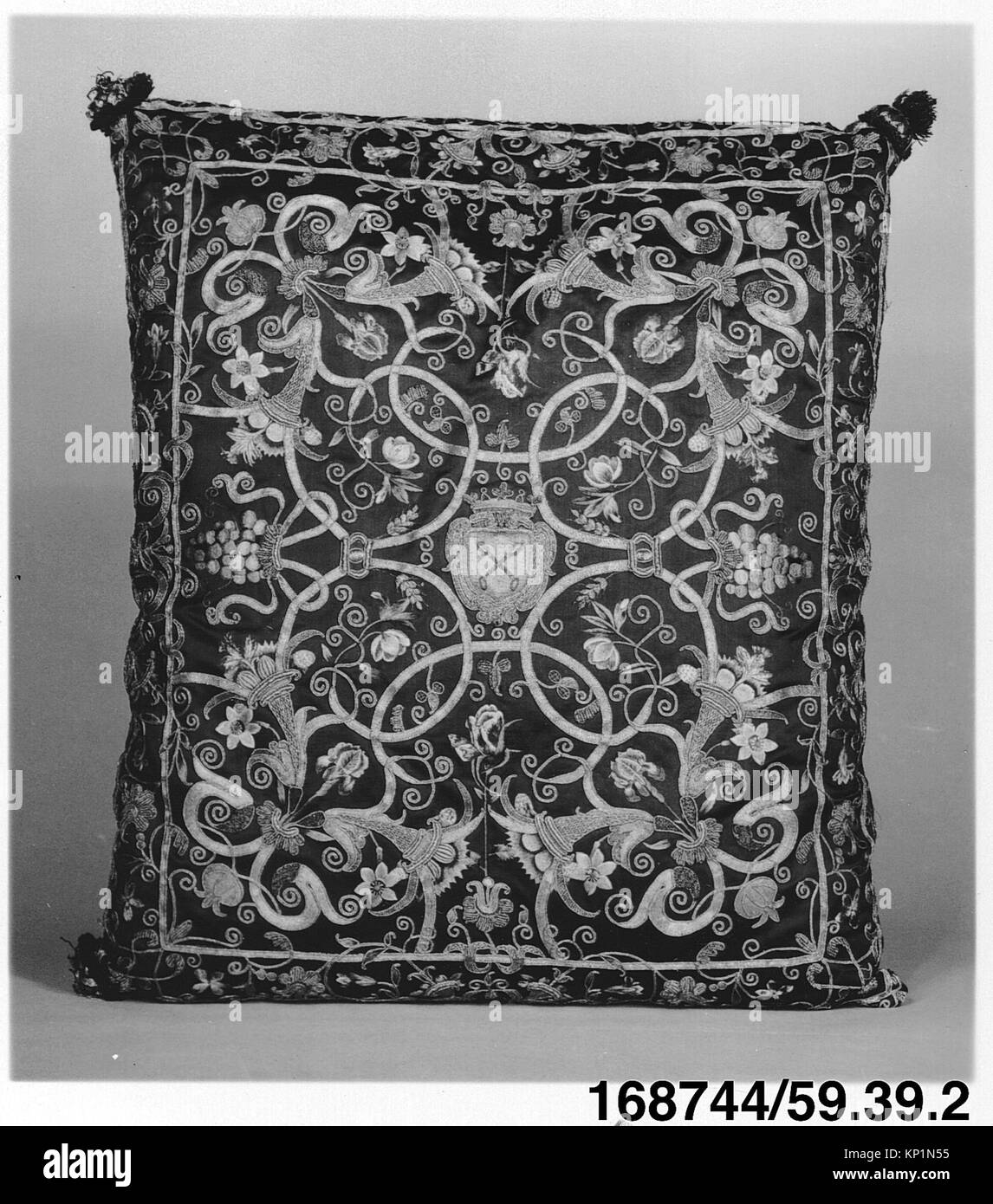 Queste due fodere dei cuscini, MET 168744 228753, sono raffigurate in un'illustrazione di un libro che mostra il design tessile storico e le arti decorative Foto Stock Queste due fodere dei cuscini, MET 168744 228753, sono raffigurate in un'illustrazione di un libro che mostra il design tessile storico e le arti decorative Foto Stock