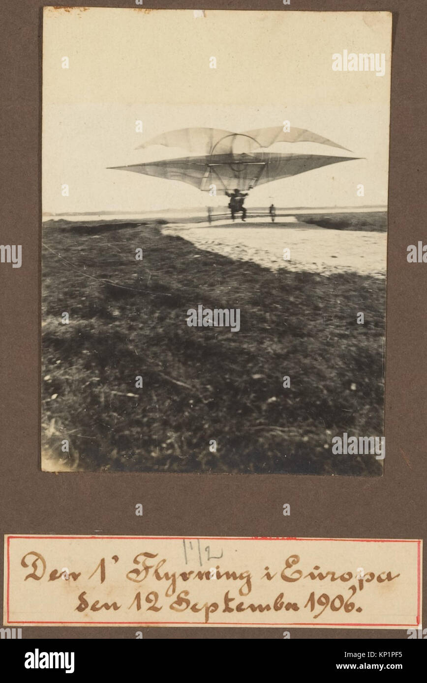 Den 1' Flyvning ho Europa Sen 12 settembre 1906. Incontrato DP213320 285805 [Jacob Christian Hansen Ellehammer's esperimenti in Early Aviation (1905-1919)], 1905?19, gelatina silver stampe da negativi di vetro, 9 13/16 ? 14 1/8 ? 11/16 in. (25 ? 35,8 ? 1,7 cm). Il Metropolitan Museum of Art di New York. Gilman raccolta, acquisto, Alfred Stieglitz società doni, 2005 (2005.100.662 (1?18)) Foto Stock