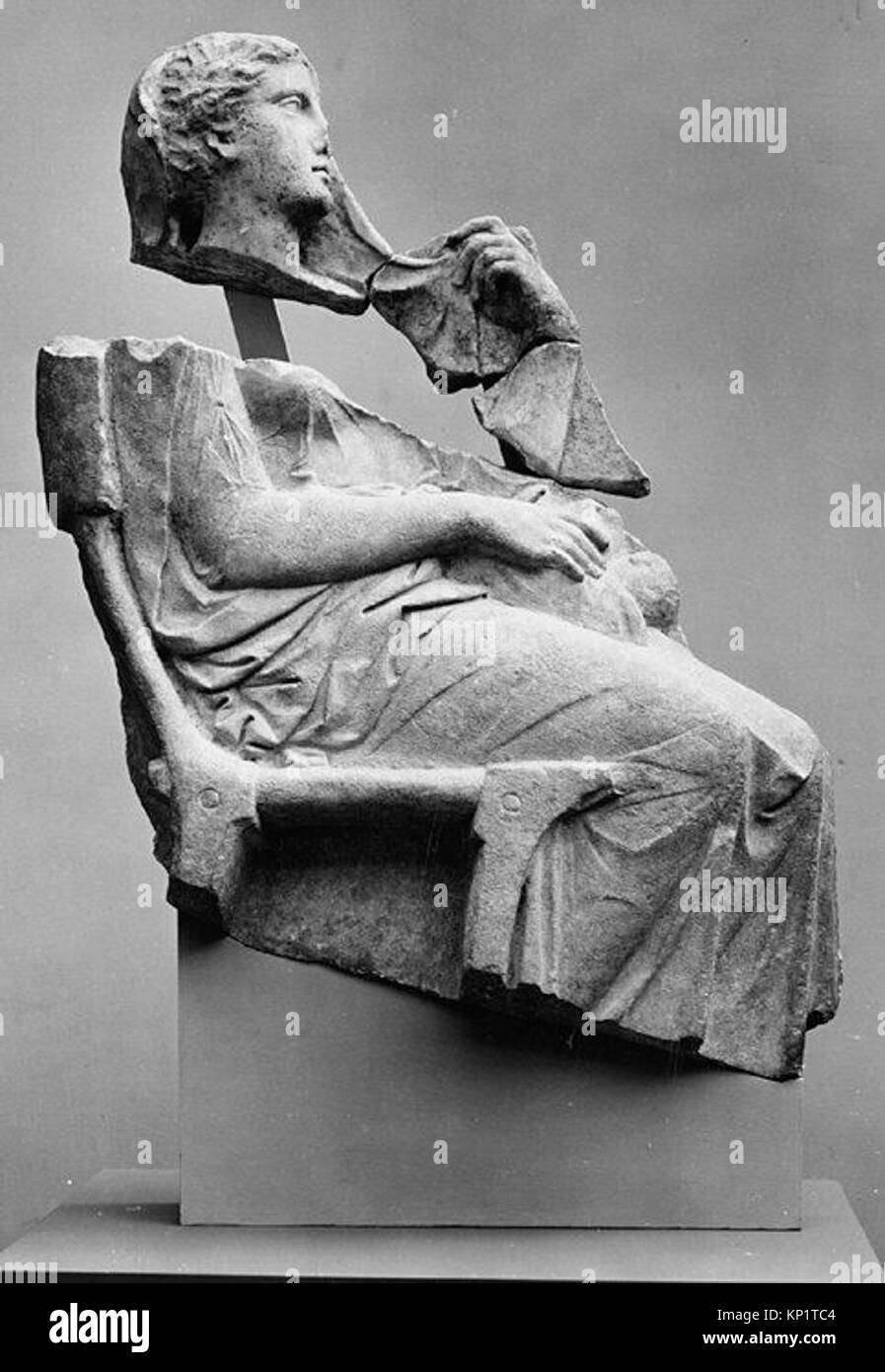 Questo frammento di stele di marmo attico greco, datato ca. 400–375 a.C., raffigura una donna seduta che tiene un bambino. La scultura, misura 33 1/8 x 7/8 poll. (84,1 x 63,2 cm), fa parte del periodo classico ed è ospitato al Metropolitan Museum of Art di New York. Donato da Nicolas Koutoulakis nel 1960. Foto Stock