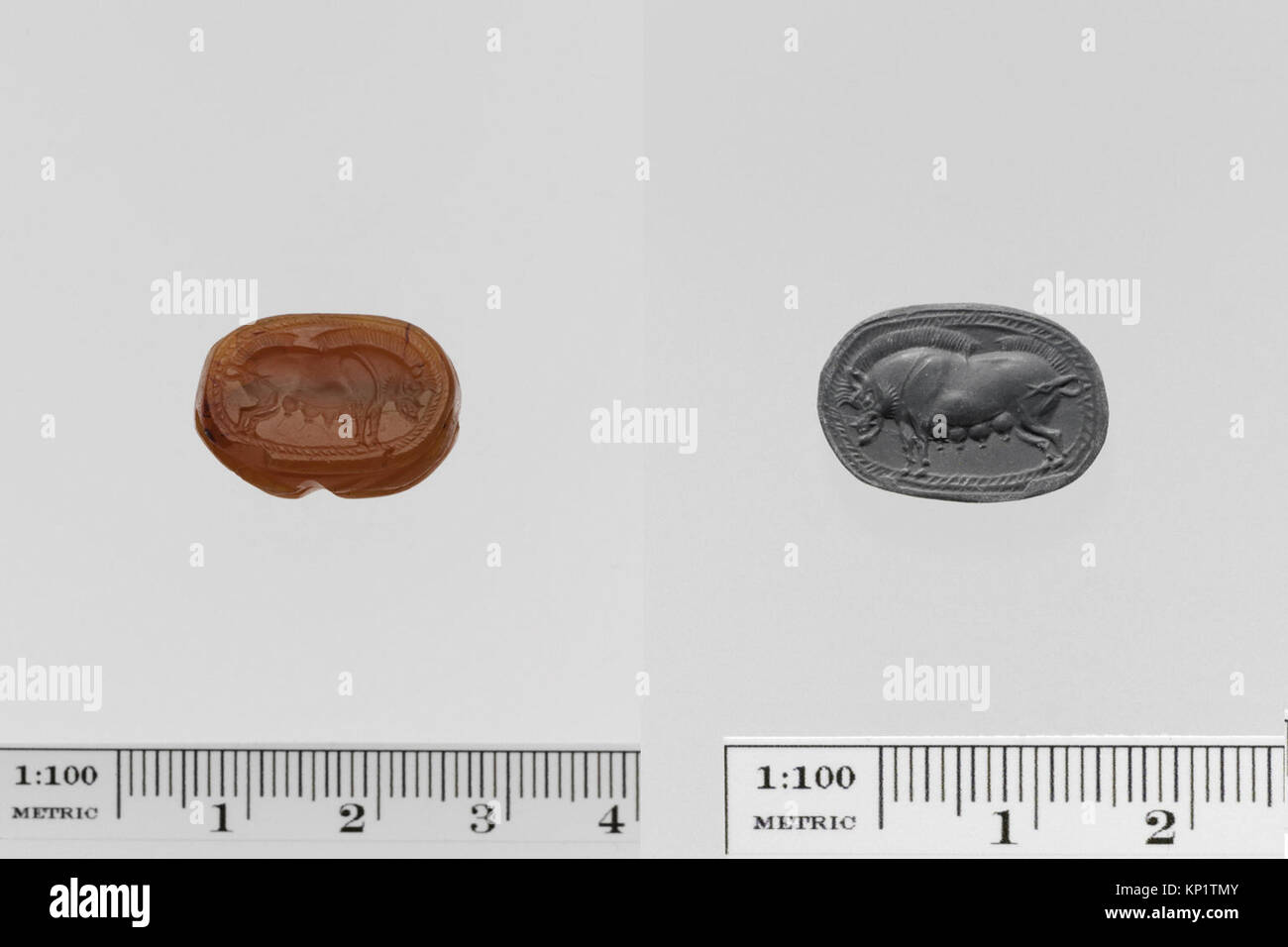 Uno scarabeo carneliano della collezione MET, numeri di catalogo DP142835 e DP142836, databile alla fine del vi-inizio del V secolo a.C., usato come sigillo o amuleto. Foto Stock