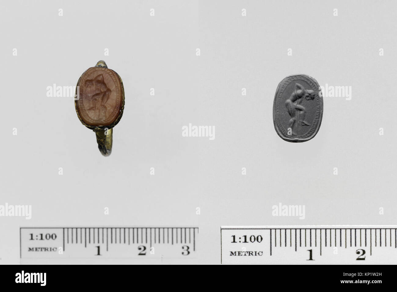 Uno scarabeo carneliano del MET, numeri di catalogo DP142788 e DP142789, che rappresentano l'artigianato e il simbolismo dell'antico amuleto egiziano. Foto Stock