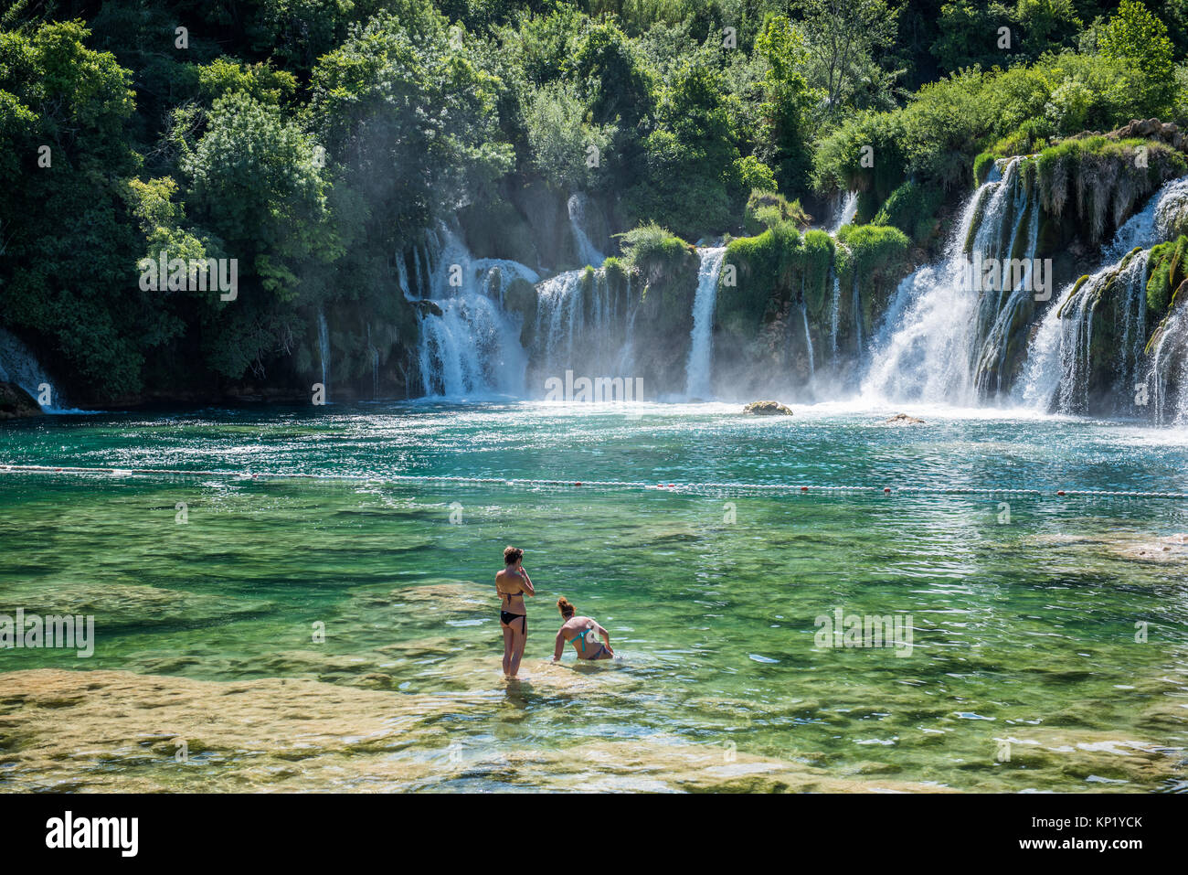 I turisti nuotare a cascata Skradinski Buk nel Parco Nazionale di Krka , uno dei croati parchi nazionali in Sibenik, Croazia,27 Maggio 2017 Foto Stock