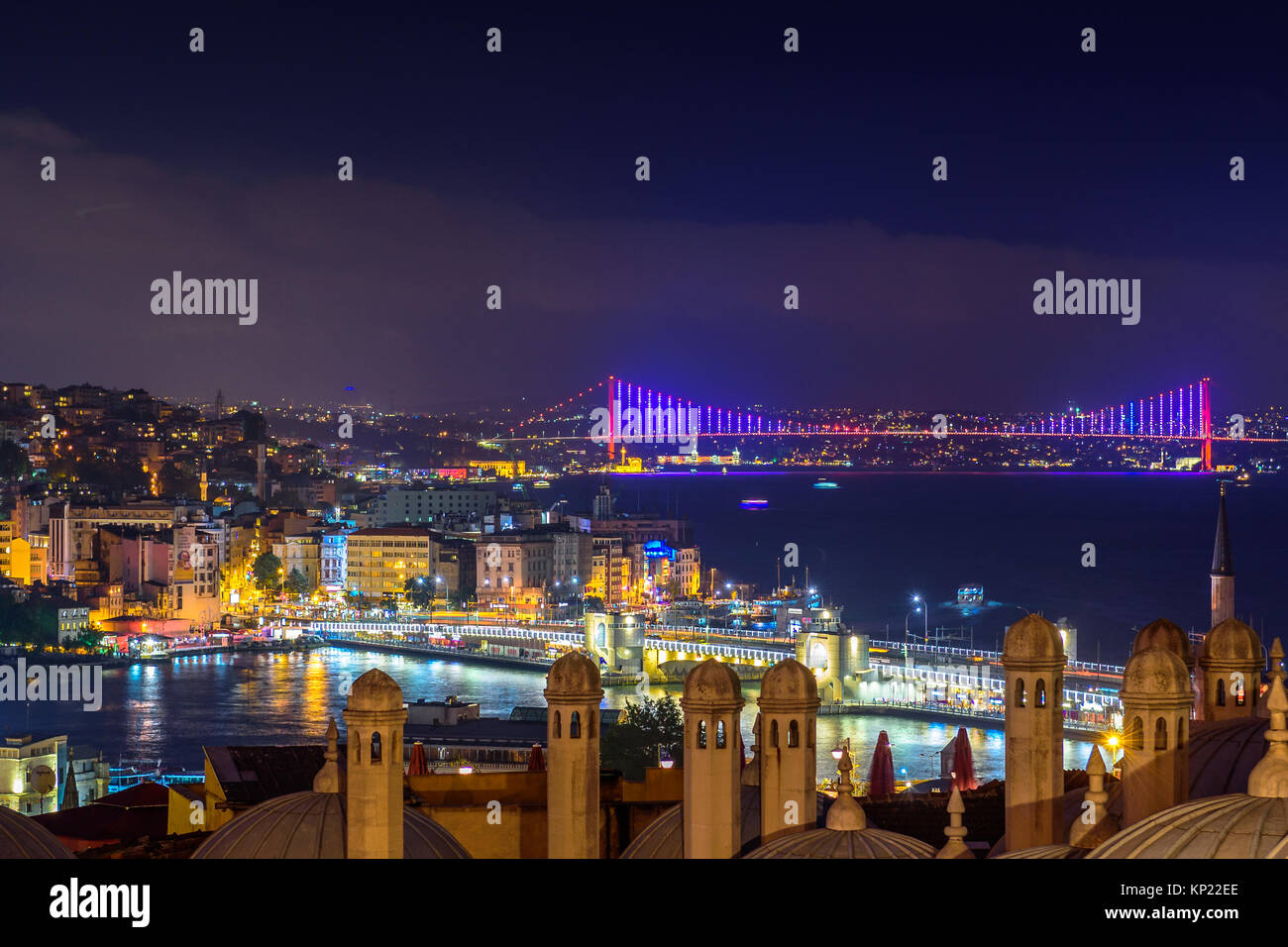 Vista notturna della Torre di Galata, sul bosforo,karakoy bridge e 15 giugno Martiri e Riva di Beyoglu district da cortile di Solimano Istanbul, Turchia. Foto Stock