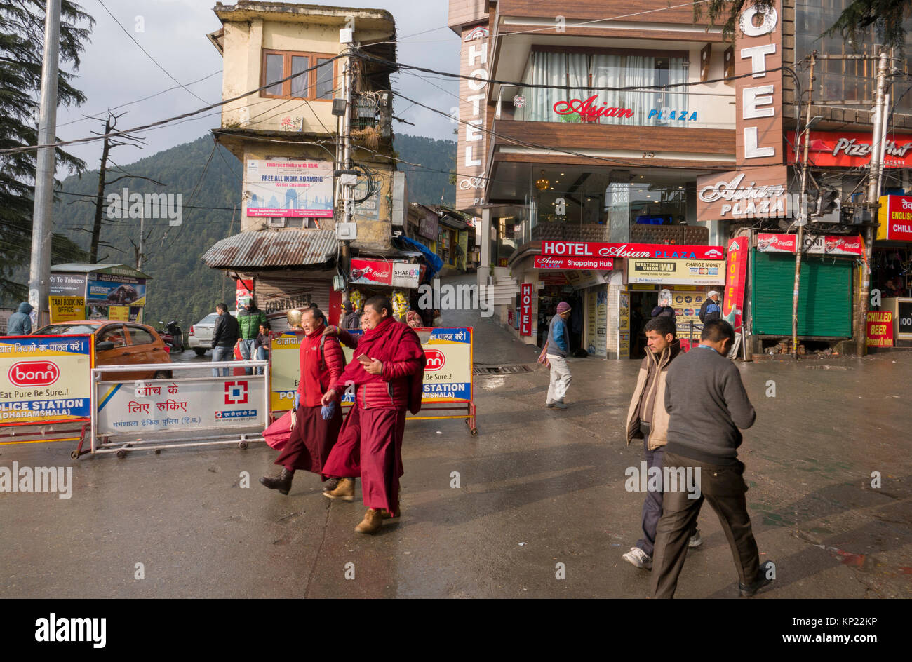 I monaci buddisti a piedi attraverso i principali chowk in Mcleod Ganj, India Foto Stock