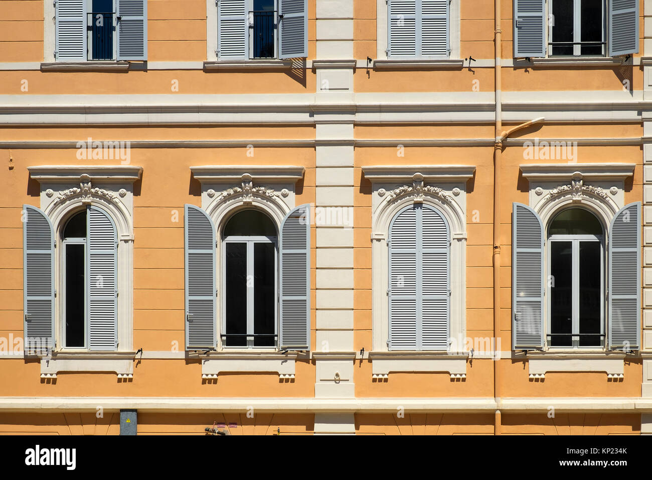 Persiane alle finestre su un edificio di monaco Foto Stock