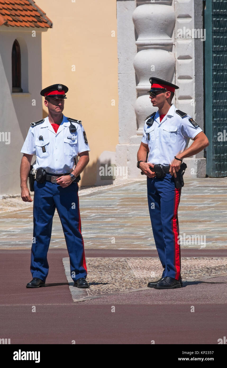 Due carabiniers al di fuori del palazzo reale di monacomonaco palace Foto Stock