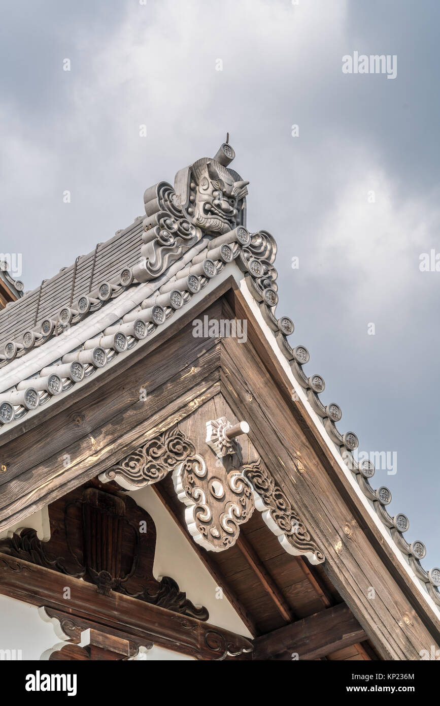 Kuri costruzione di Tenryu-ji tempio complesso. Onigawara (Orco tile), 'Tenryuji tempio' iscrizione in piastrelle circolare (marugawara), Mitsubanagegyo e Rok Foto Stock