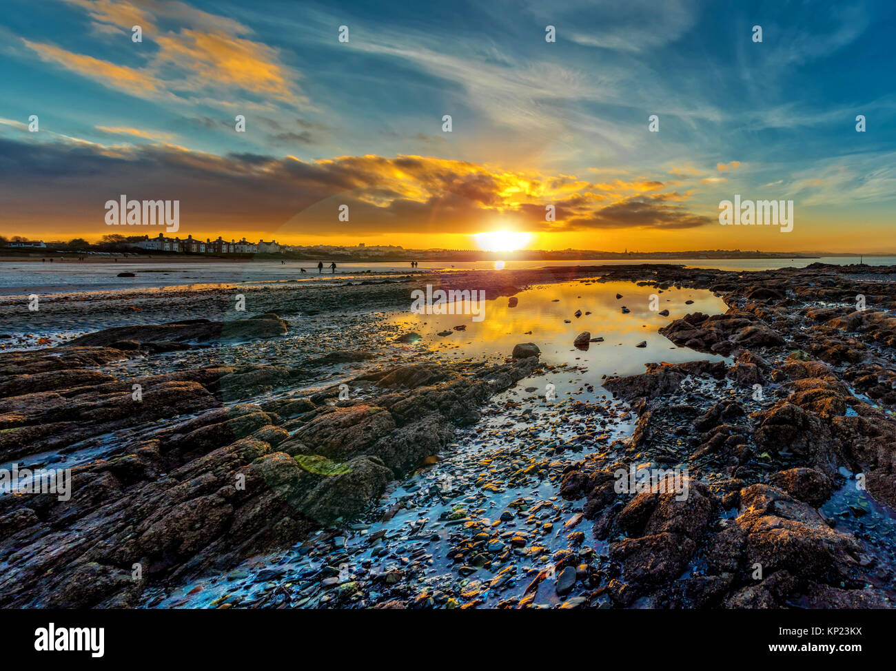 Capodanno tramonto sulla spiaggia Ballyholme, Bangor, County Down, Irlanda del Nord. Foto Stock