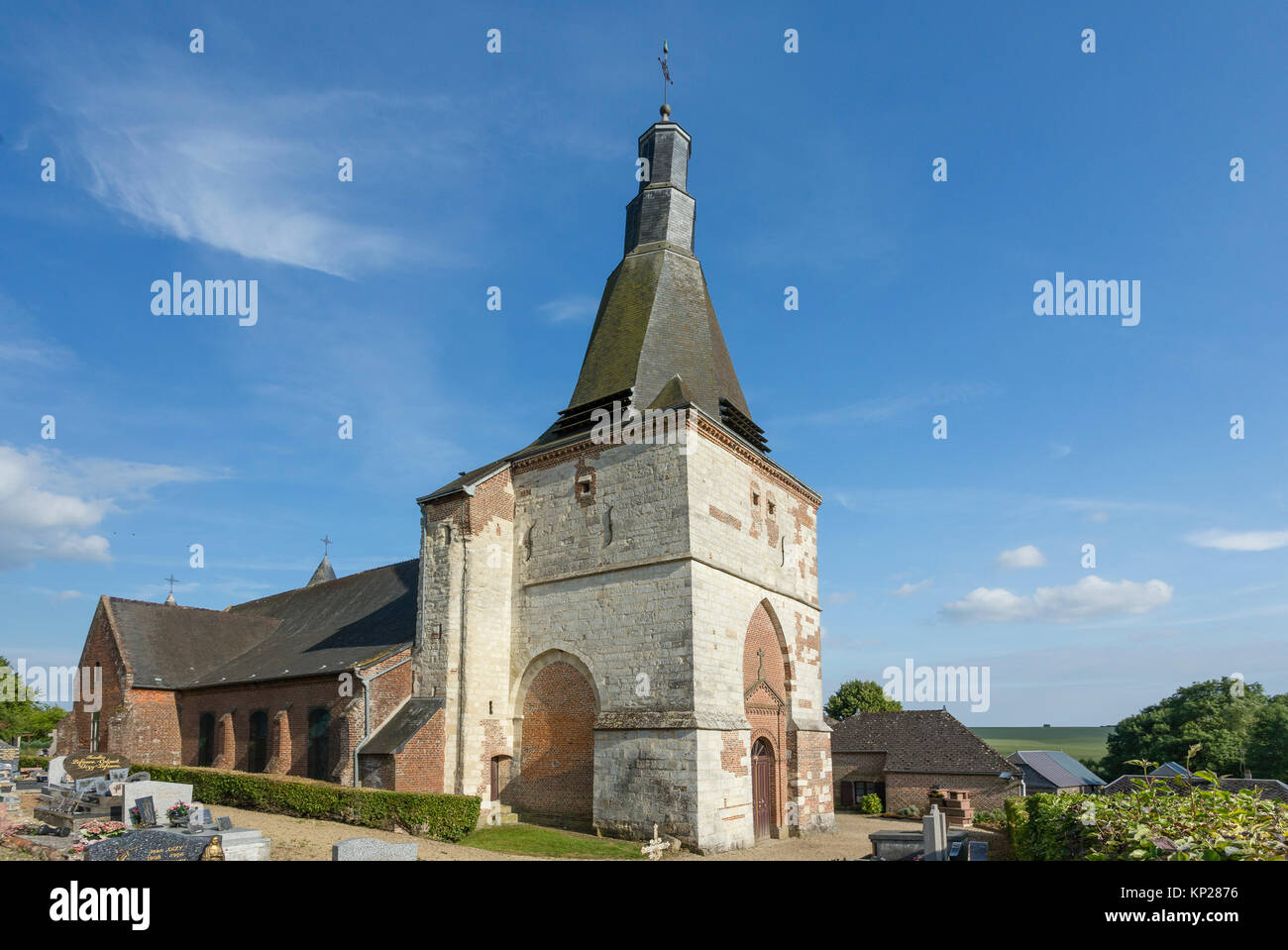 In Francia, in Aisne (02), Thiérache, Dohis, église fortifiée de la Nativité-de-la-Sainte-Vierge // Francia, Aisne, Thierache, Dohis, chiesa fortificata di nati Foto Stock