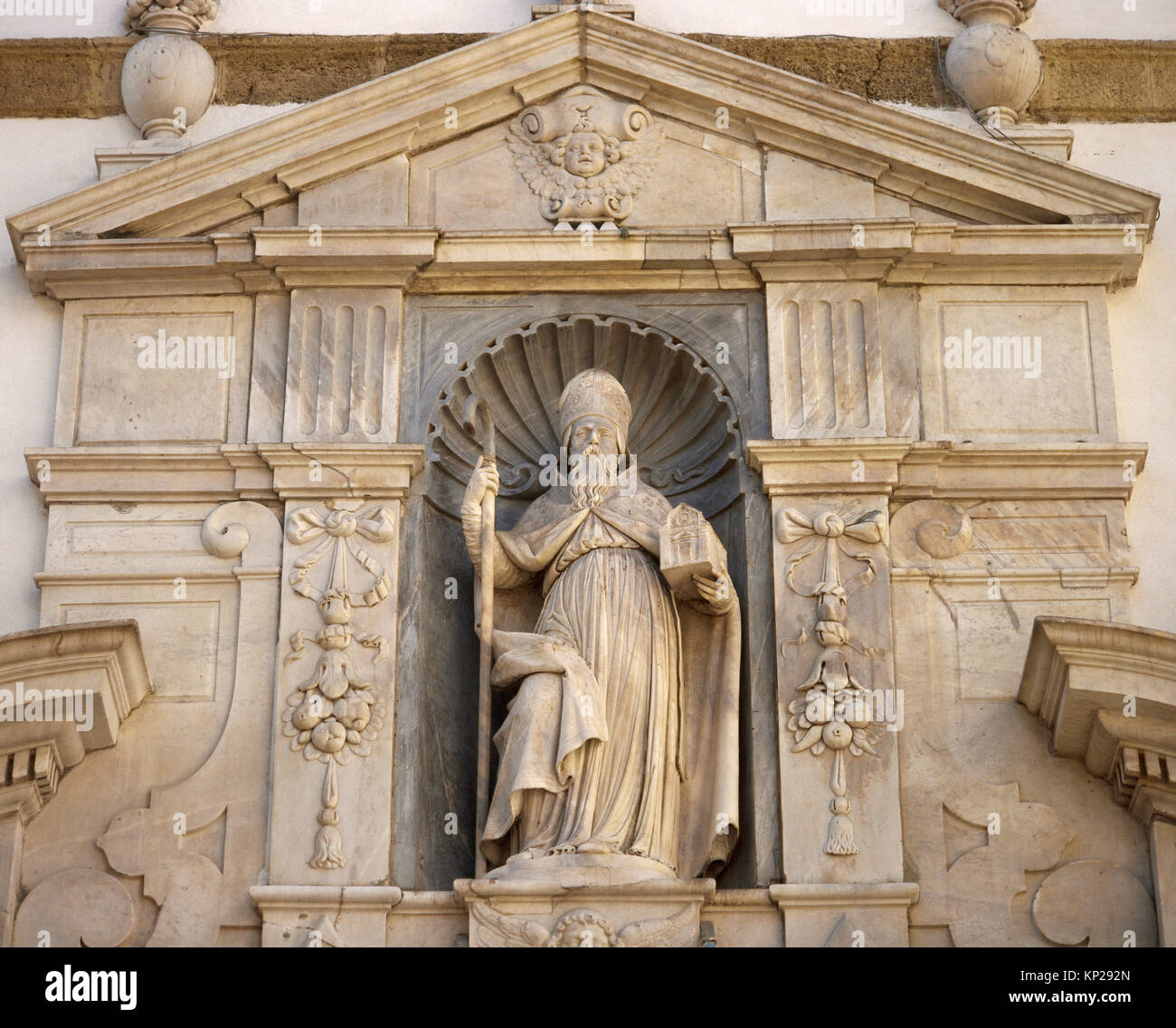 Scultura di st. Agostino (354-430). Dottore della Chiesa. La facciata della chiesa di Saint Agustine. Cadice, Andalusia. Spagna. Foto Stock