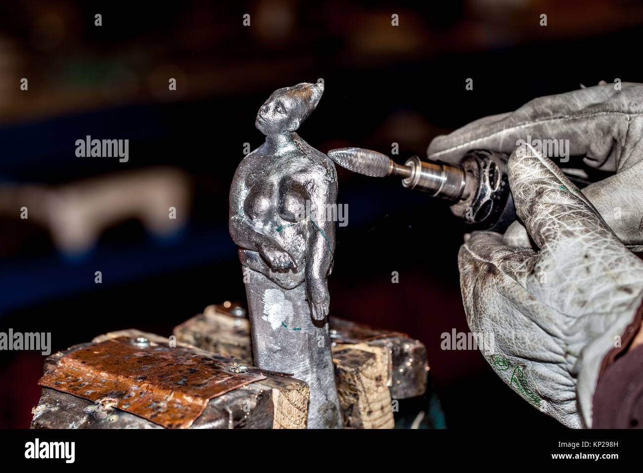 Carving artigianale di una piccola scultura di metallo su una morsa Foto Stock