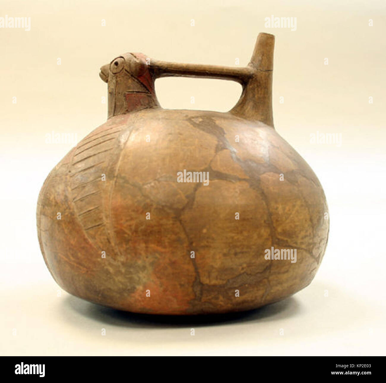 Questa bottiglia in ceramica della cultura di Paracas, risalente al IV-III secolo a.C., presenta un motivo di falco. È stato realizzato utilizzando ceramica e pigmenti, riflettendo le tradizioni artistiche dell'antico Perù. Foto Stock