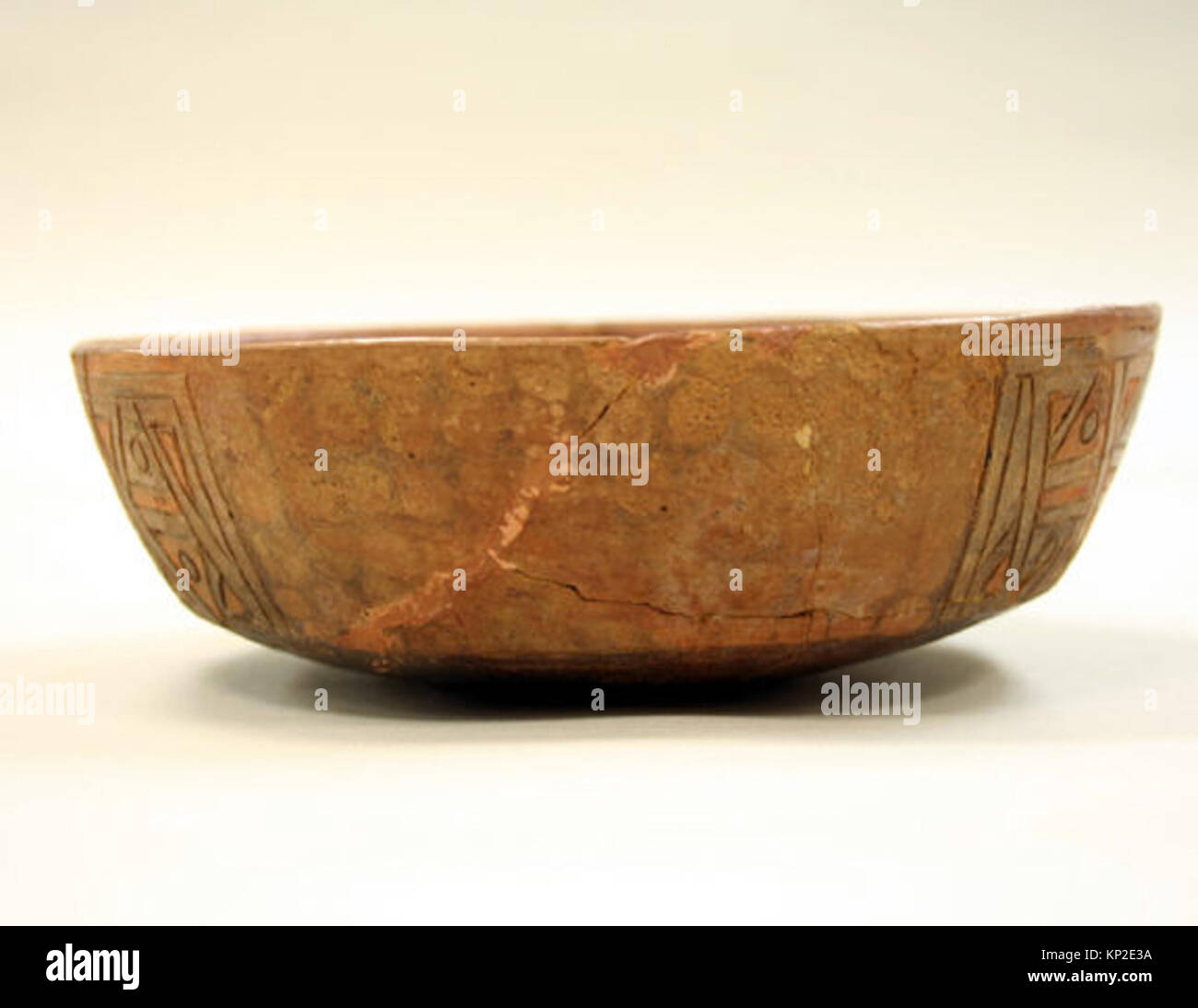 Questa ciotola in ceramica della cultura Paracas del Perù risale al V-III secolo a.C. Misura 5,7 cm di altezza e 17,8 cm di diametro. La nave è realizzata in ceramica e pigmento, mostrando l'intricata arte delle antiche civiltà andine. Foto Stock