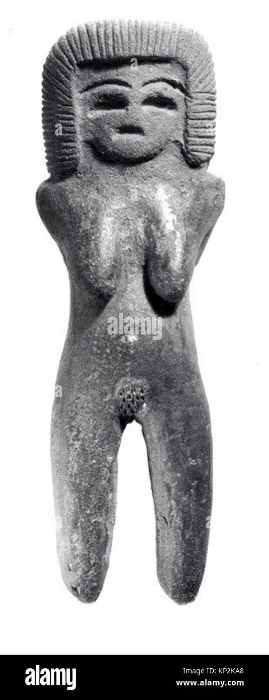Questa figura femminile color terracotta della cultura Valdivia, risalente tra il V e il i secolo a.C., presenta un'espressione riposta, tratti facciali incisi e una coiffure che cade sopra le spalle. Foto Stock