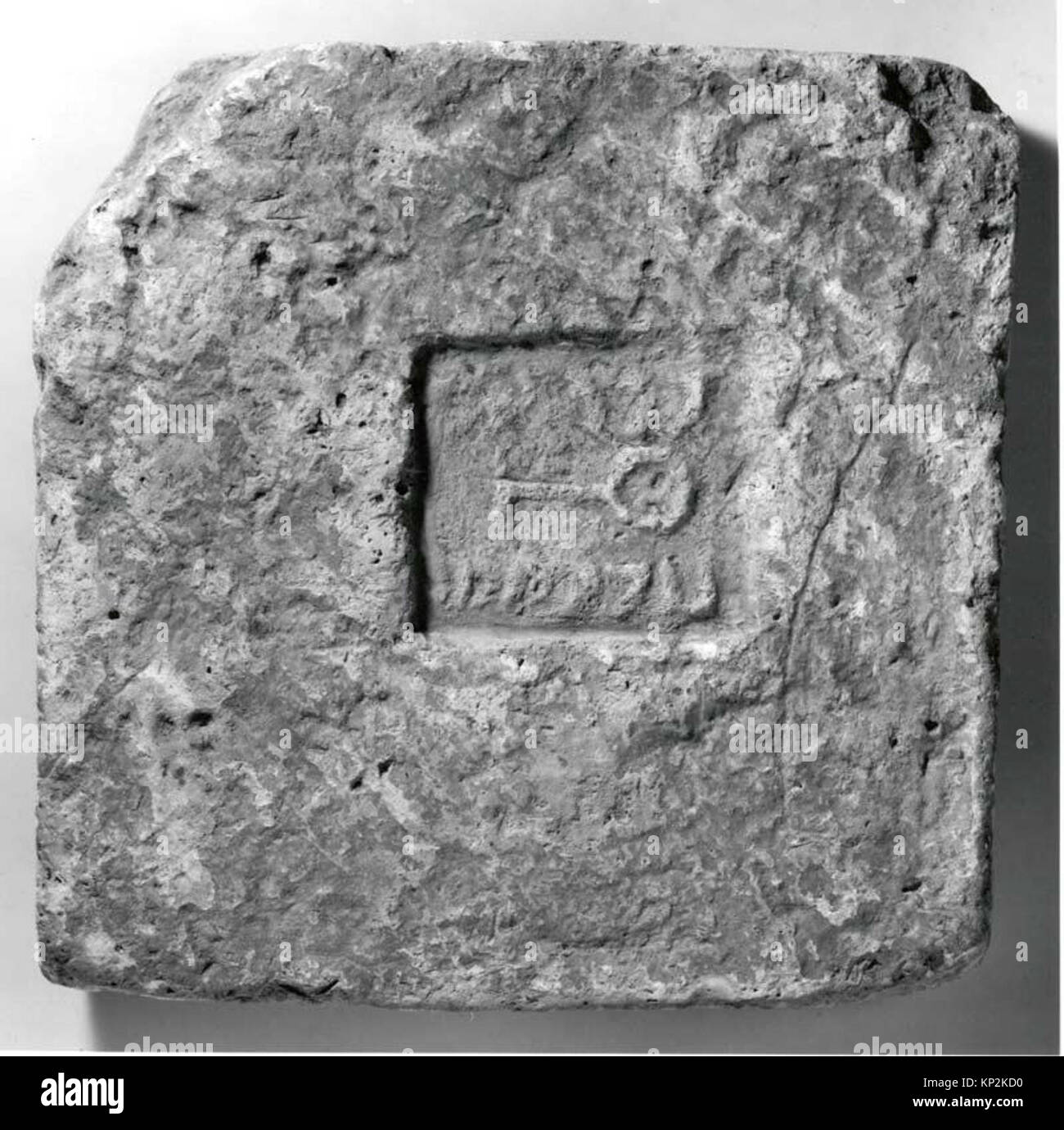 Questo mattone smaltato è un antico elemento architettonico con una finitura superficiale colorata, utilizzato nella costruzione per scopi decorativi e funzionali. Foto Stock