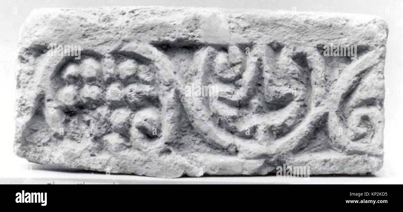 Un antico mattone vetrato del Metropolitan Museum of Art, numero di catalogo me32.150.17.322644, utilizzato nell'architettura storica per scopi decorativi. Foto Stock