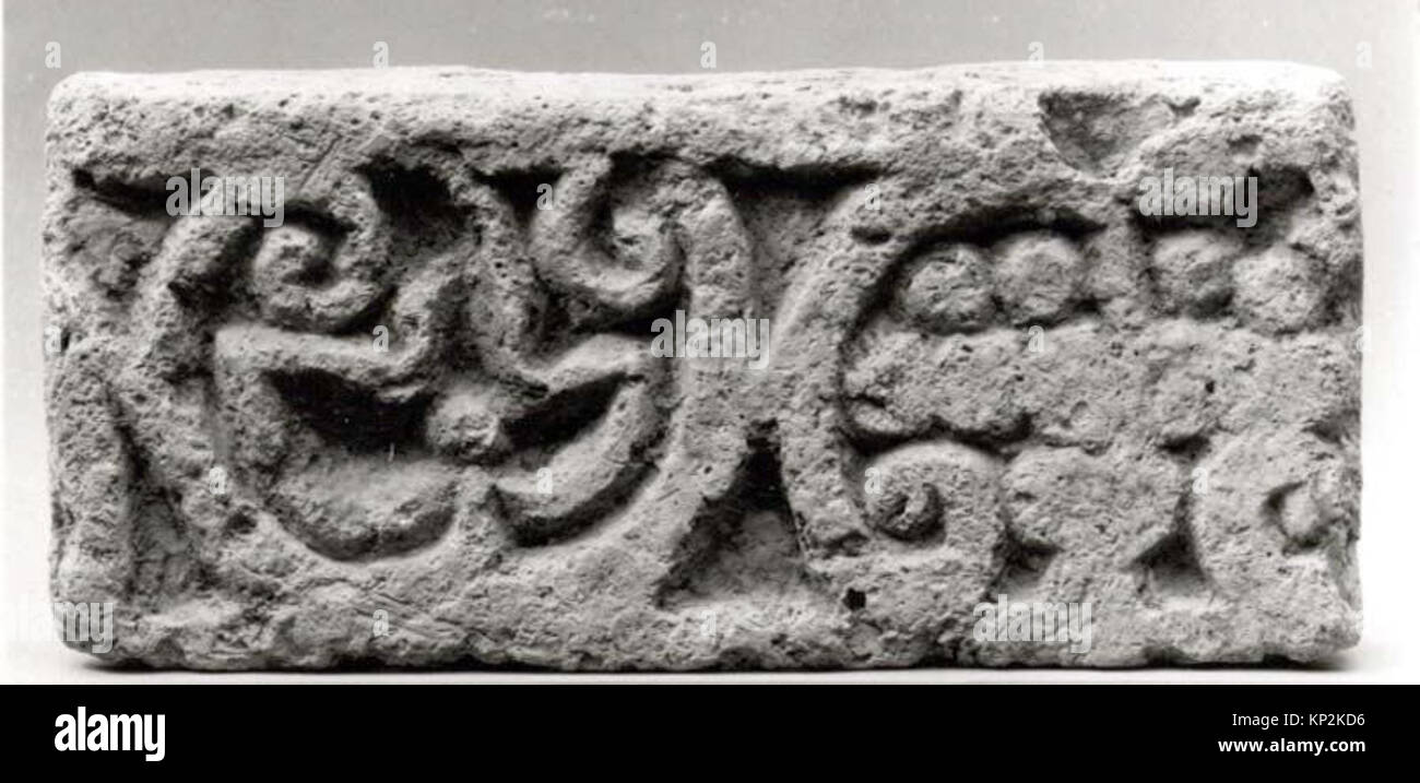 Un antico mattone smaltato del Metropolitan Museum of Art, numero di catalogo me32.150.18.322645, utilizzato decorativamente nell'architettura storica e nella costruzione in ceramica. Foto Stock