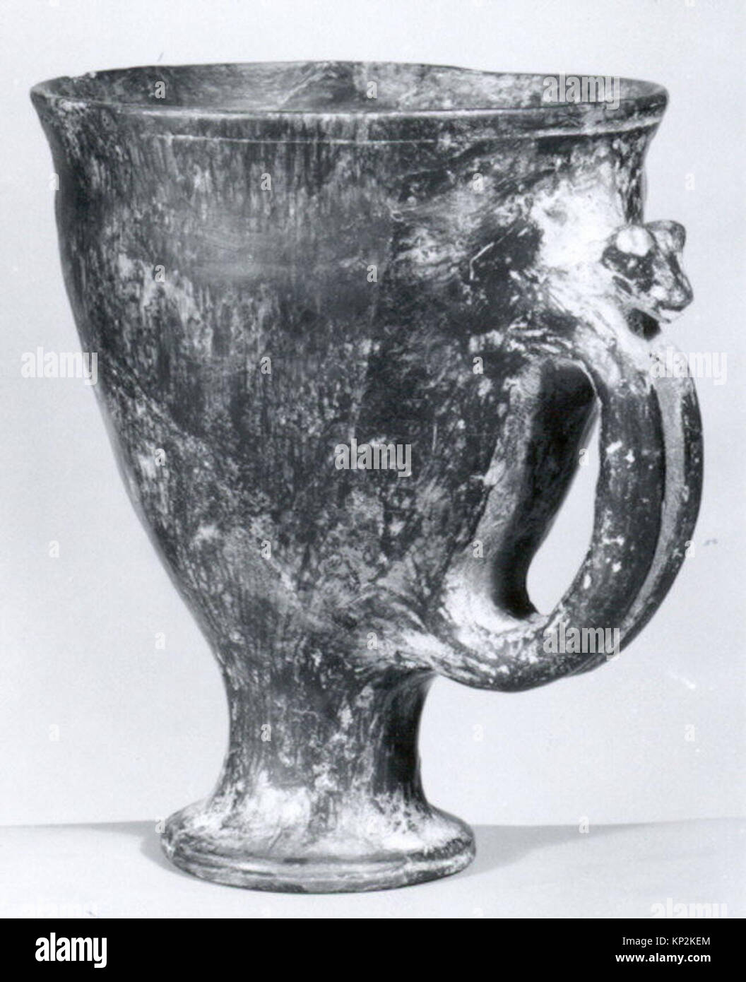 Calice in ceramica o metallo con ciotola e gambo, utilizzato storicamente per bere e decorato con dettagli artistici. Foto Stock