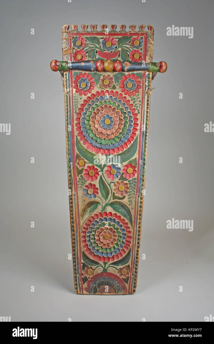 Una tavola a culla della collezione MET, progettata per l'uso infantile, con struttura in legno ed elementi decorativi. L'oggetto riflette aspetti funzionali e stilistici del suo periodo. Foto Stock