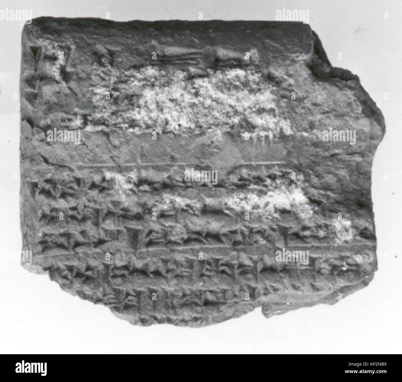 Una tavoletta cuneiforme della collezione MET, contenente il testo Shumma alu. Fatta di argilla, la tavoletta registra antichi contenuti amministrativi, letterari o rituali e dimostra le tecniche di scrittura mesopotamiche. Foto Stock