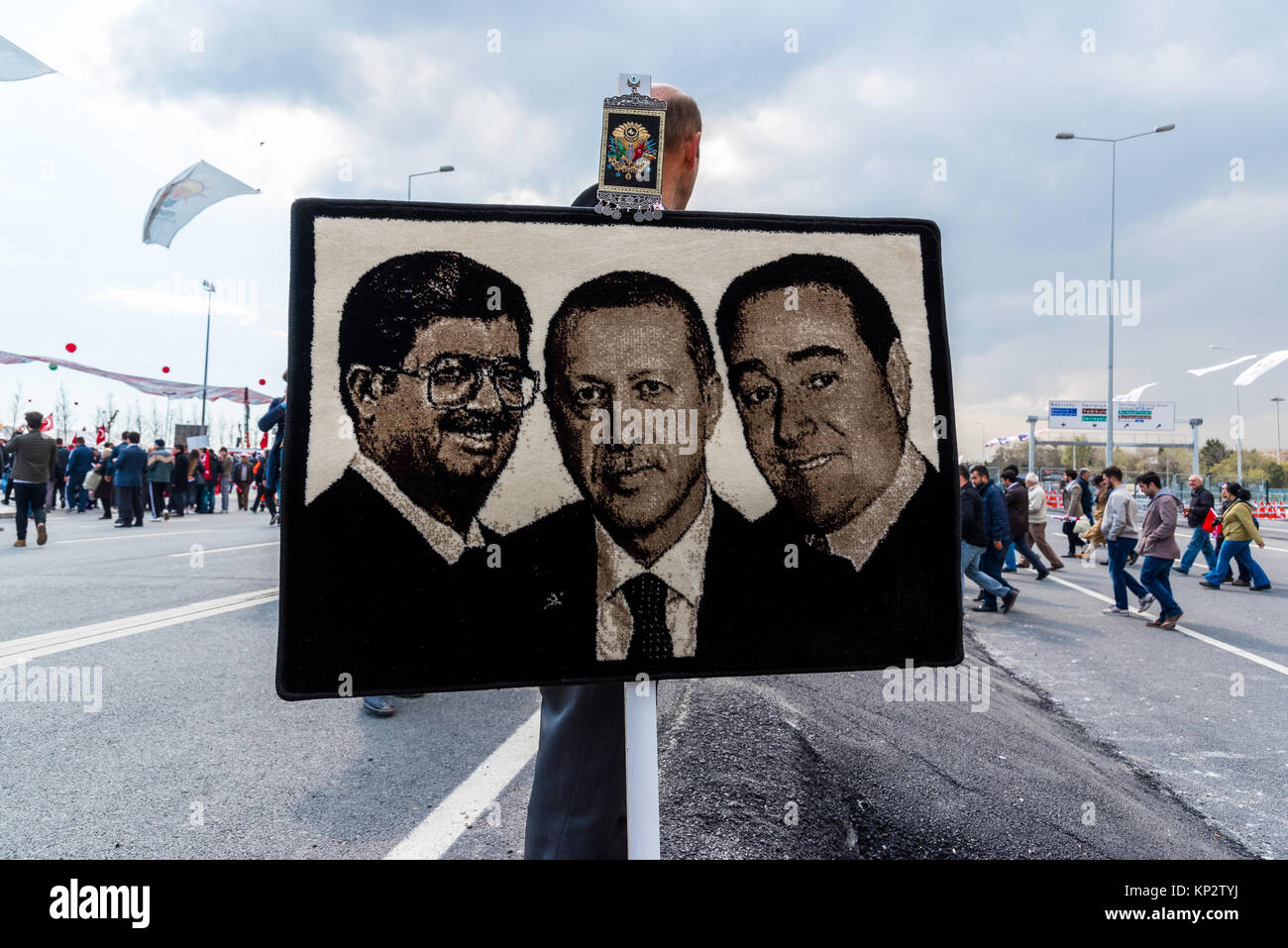 AKP (la giustizia e lo sviluppo di partito) sostenitori Gridare slogan e wave bandiere di partito durante un referendum sì,plebiscito campaign rally in Istanbul, Yenik Foto Stock