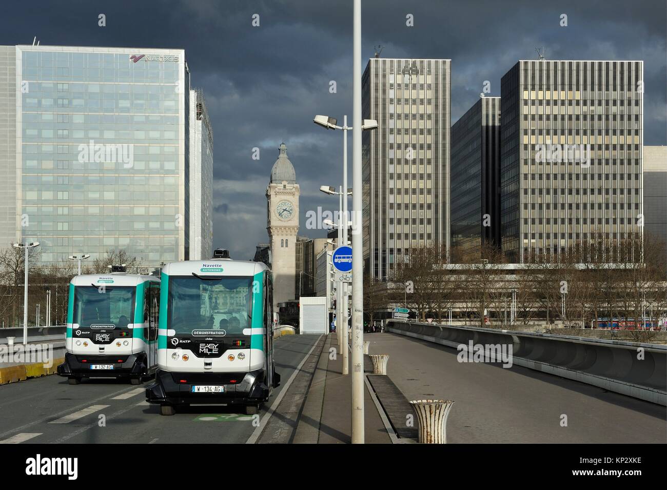 Navetta autonoma nell'esperimento dalla RATP su Charles-de-Gaulle ponte con la torre dell'Orologio della Gare de Lyon in background, Parigi, Ile-de-France Foto Stock