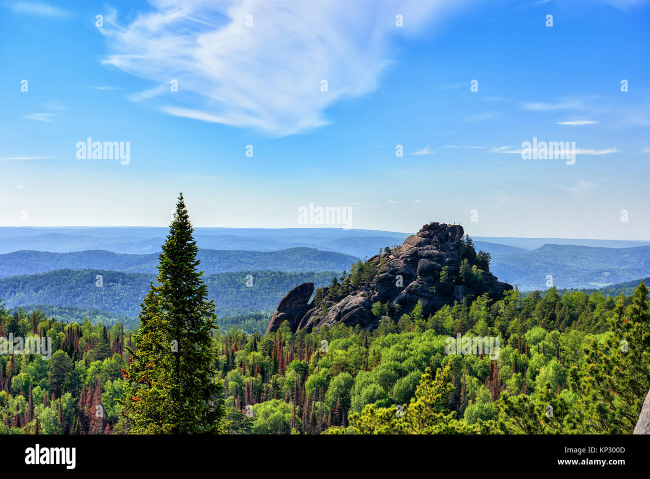 Stolby Nature Sanctuary ("i pilastri"). Vista dal quarto pilastro al complesso rock "primo pilastro". Le persone si mettono su una roccia e ammirare vie circostanti Foto Stock