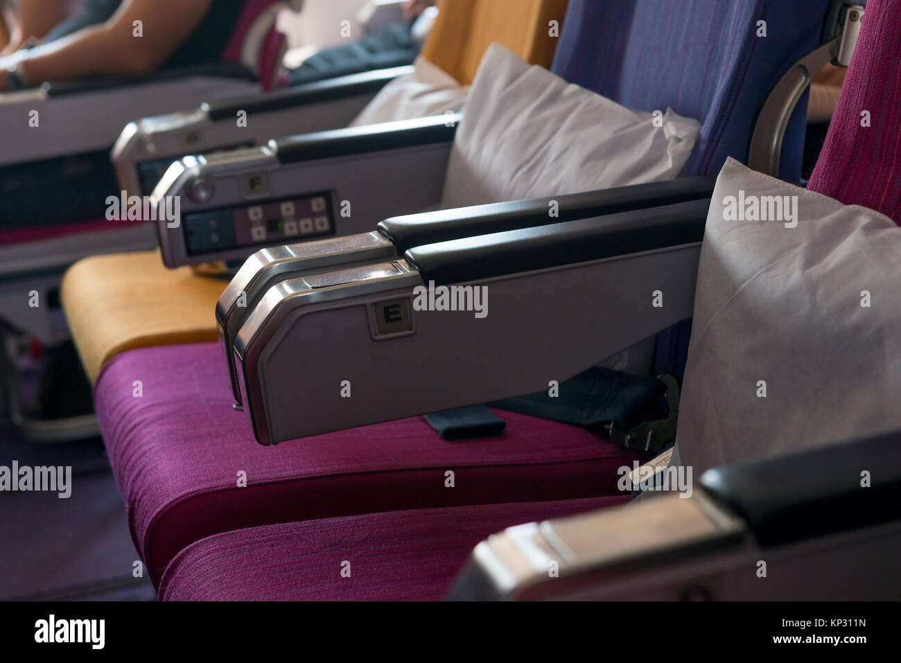 Libera sedi nella cabina della classe economy Foto Stock