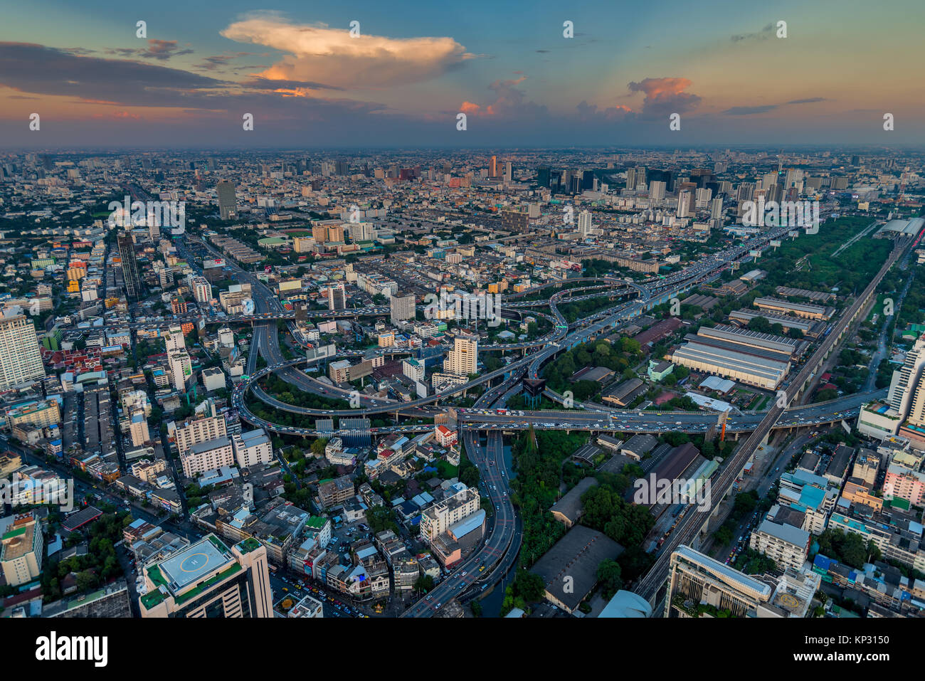 Vista del traffico della città di Bangkok al tramonto, strade e ponti Foto Stock