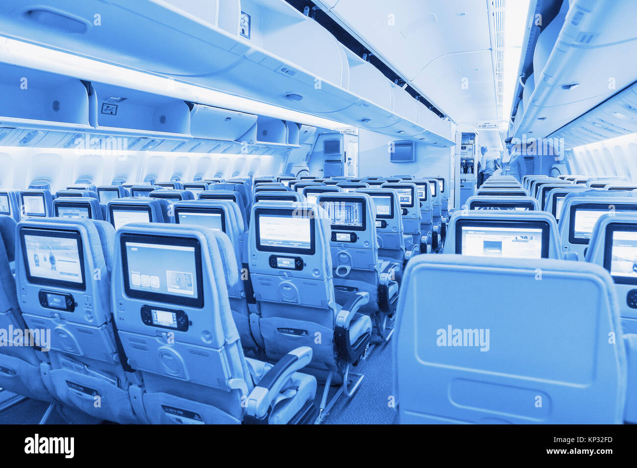 DUBAI, Emirates - MARZO 14, 2016: Boeing 777 EMIRATES, interni di classe Economy TV con schermo touch screen in Emirates Airlines in aeroporto di Dubai. Foto Stock