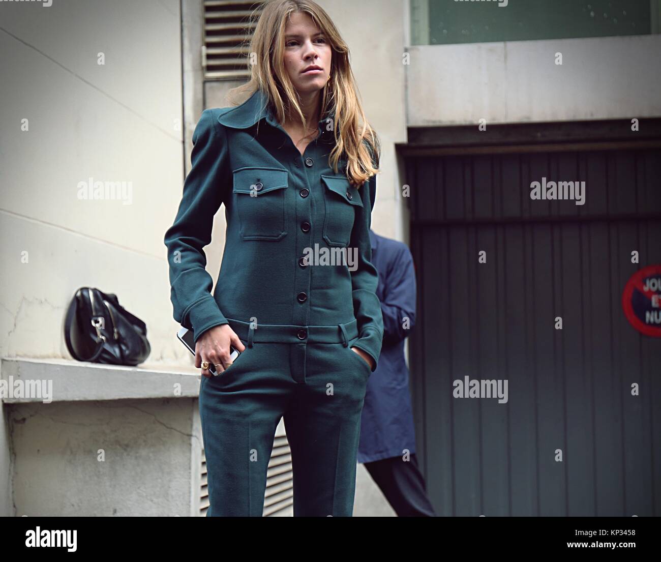 Parigi- 28 settembre 2017 donna sulla strada durante la settimana della moda di Parigi Foto Stock