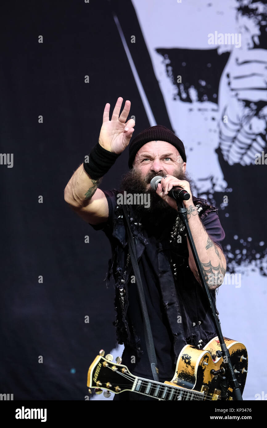 La American punk rock band rancido esegue un concerto dal vivo presso lo Swiss Music Festival Festival Greenfield 2017 in Interlaken. Qui il cantante e il chitarrista Tim Armstrong è visto dal vivo sul palco. La Svizzera, 09/06 2017. Foto Stock