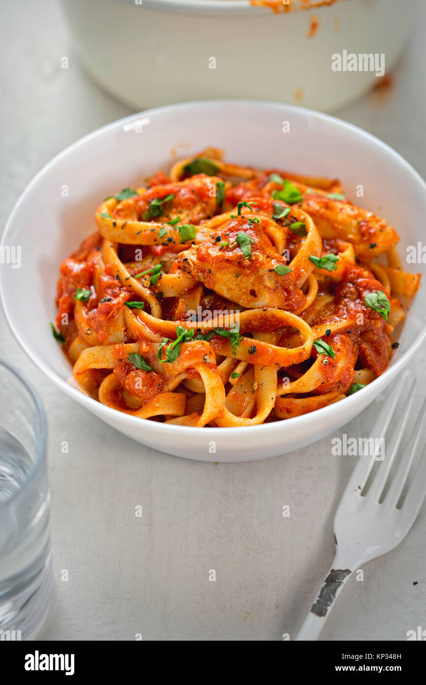 Tagliatelle di pollo in salsa di pomodoro Foto Stock