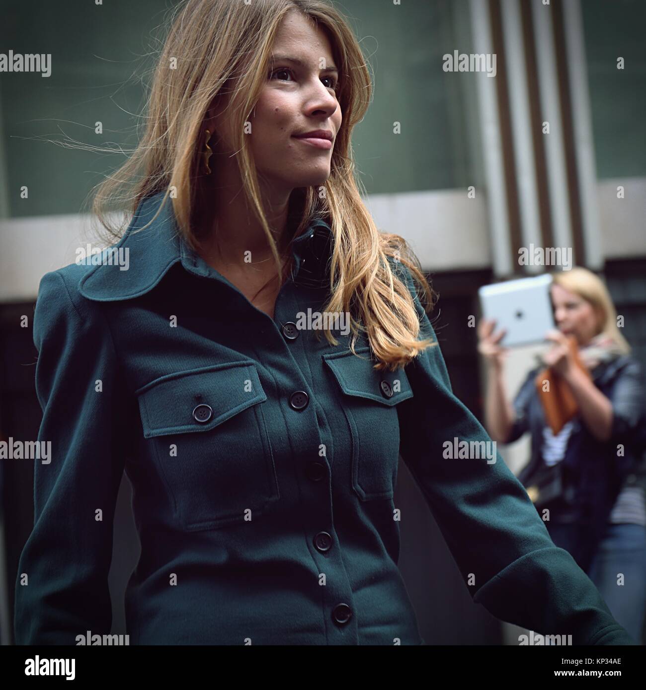 Parigi- 28 settembre 2017 donna sulla strada durante la settimana della moda di Parigi Foto Stock