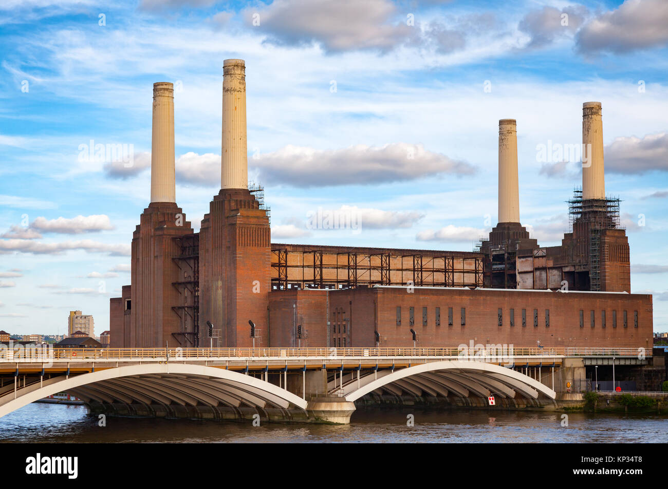 Inquadratura storica di smantellare una centrale a carbone Battersea Power Station, situato sulla riva sud del fiume Tamigi nel Sud Ovest di Londra, Inghilterra e Foto Stock