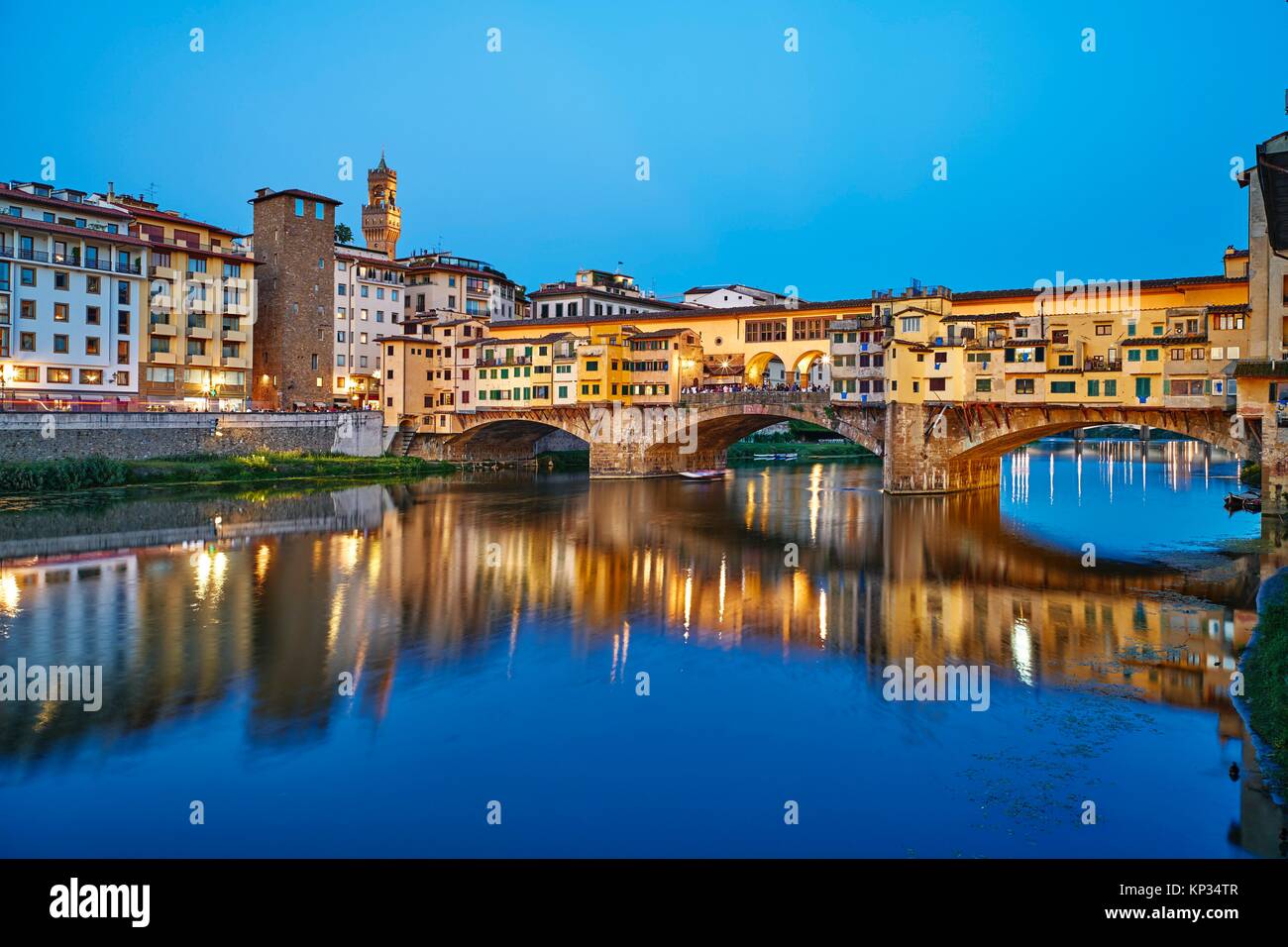 Il Ponte Vecchio ("Old Bridge") è una pietra medievali chiuso-spandrel arco ponte sopra il fiume Arno, a Firenze, Italia, per rilevare ancora Foto Stock