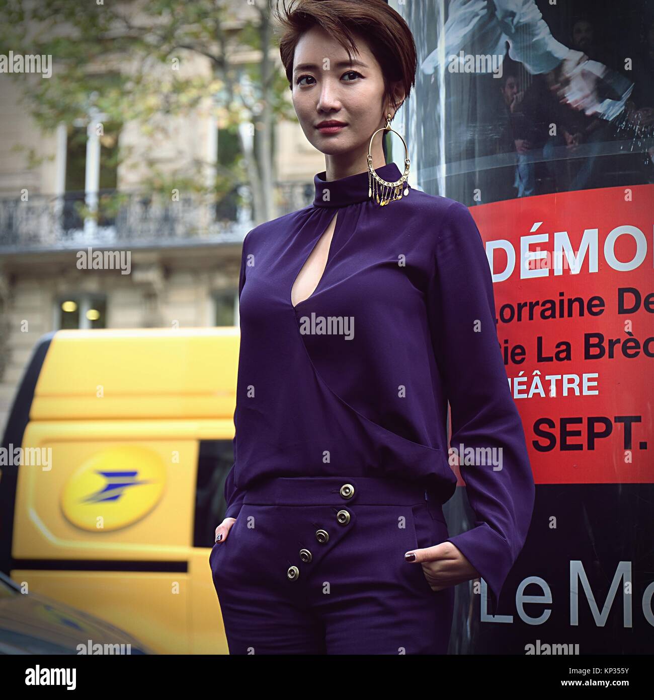 Parigi- 28 settembre 2017 donna sulla strada durante la settimana della moda di Parigi Foto Stock