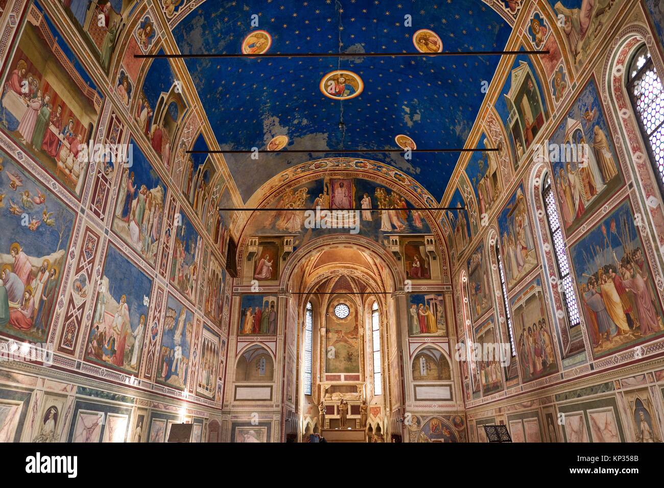 L'interno della Cappella degli Scrovegni in Padova, Italia, affrescata da  Giotto. La Cappella degli Scrovegni è una chiesa di Padova, Veneto, Italia.  Esso contiene un Foto stock - Alamy