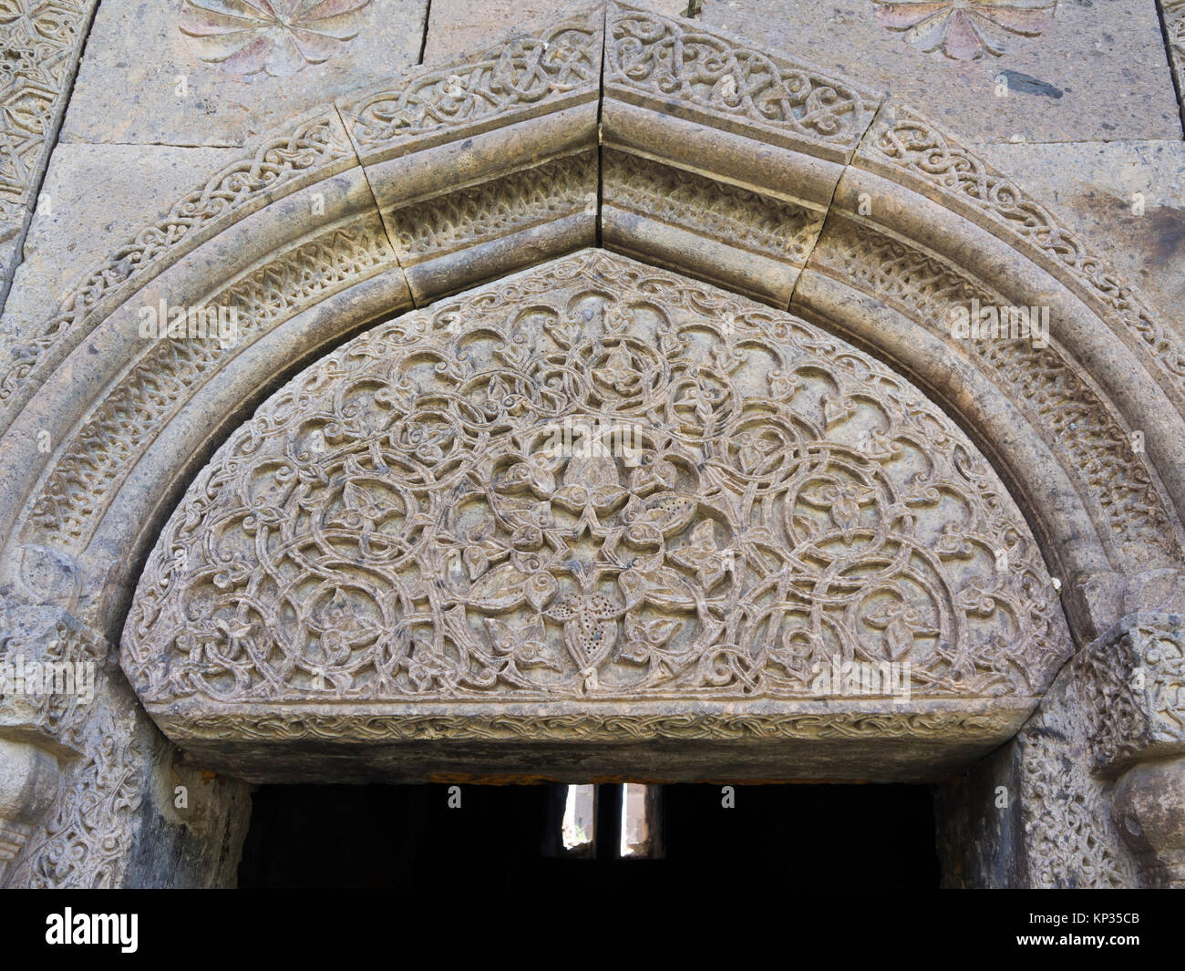 Dettaglio della scultura in pietra sopra la porta della chiesa nel monastero Goshavank complesso nel villaggio di Gosh in Armenia risale a ca 1200 ANNUNCIO Foto Stock