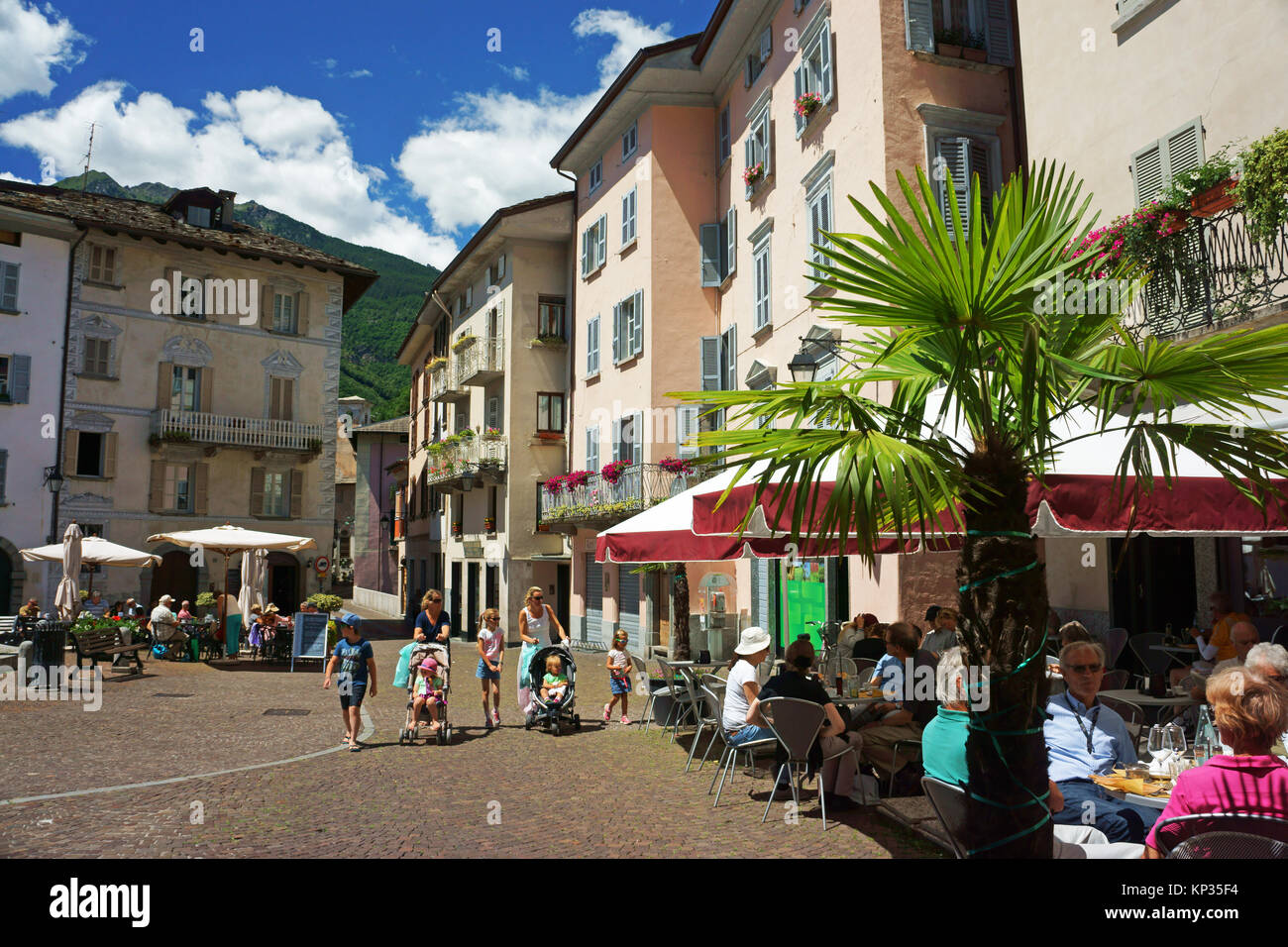Town Square con ristoranti di strada, città di Chiavenna, Provincia Sandrio, Lombardia, Italia Foto Stock