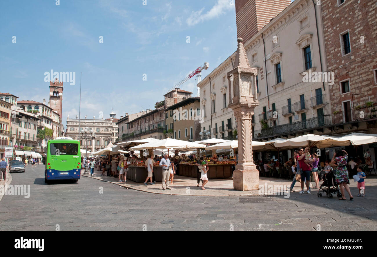 Piazza delle Erbe nel centro di Verona Foto Stock