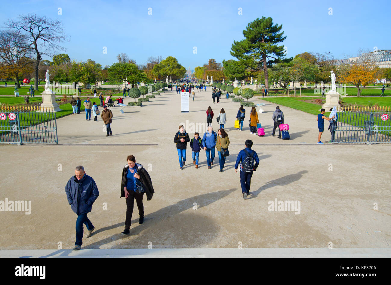 Parigi, Francia. Jardin des Tuileries in autunno. La gente che camminava nel sole autunnale Foto Stock