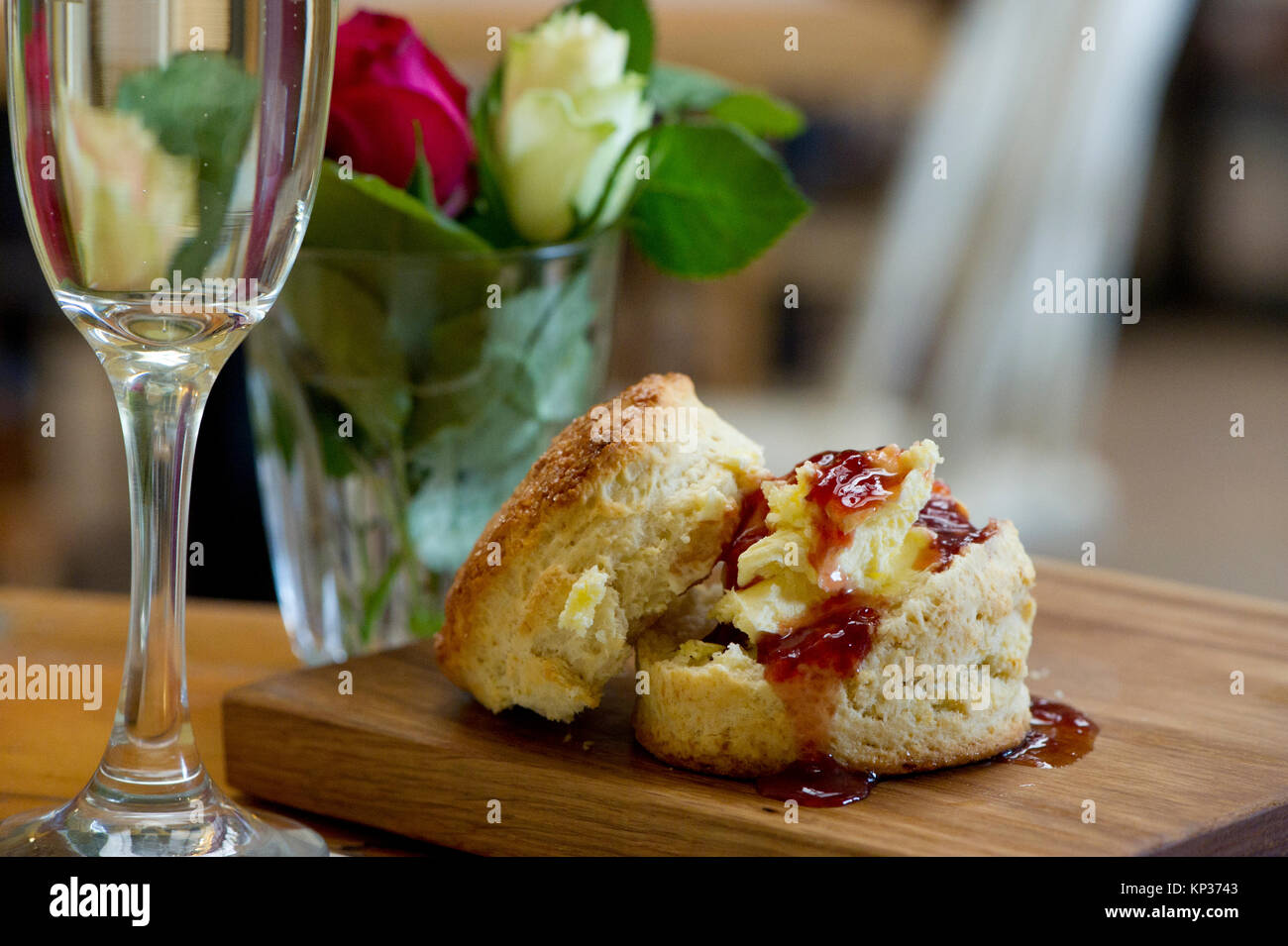 Focaccine e confettura di fragole Foto Stock
