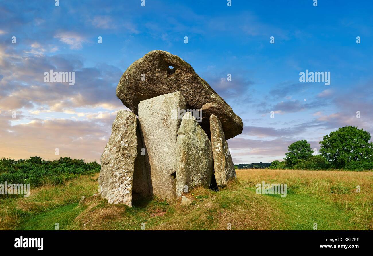 Quoit Trethevy permanente megalitico tomba di pietra, noto come il gigante della casa vicino a St Cleer, circa 4000 BC, Cornwall, Inghilterra, Regno Unito. Foto Stock