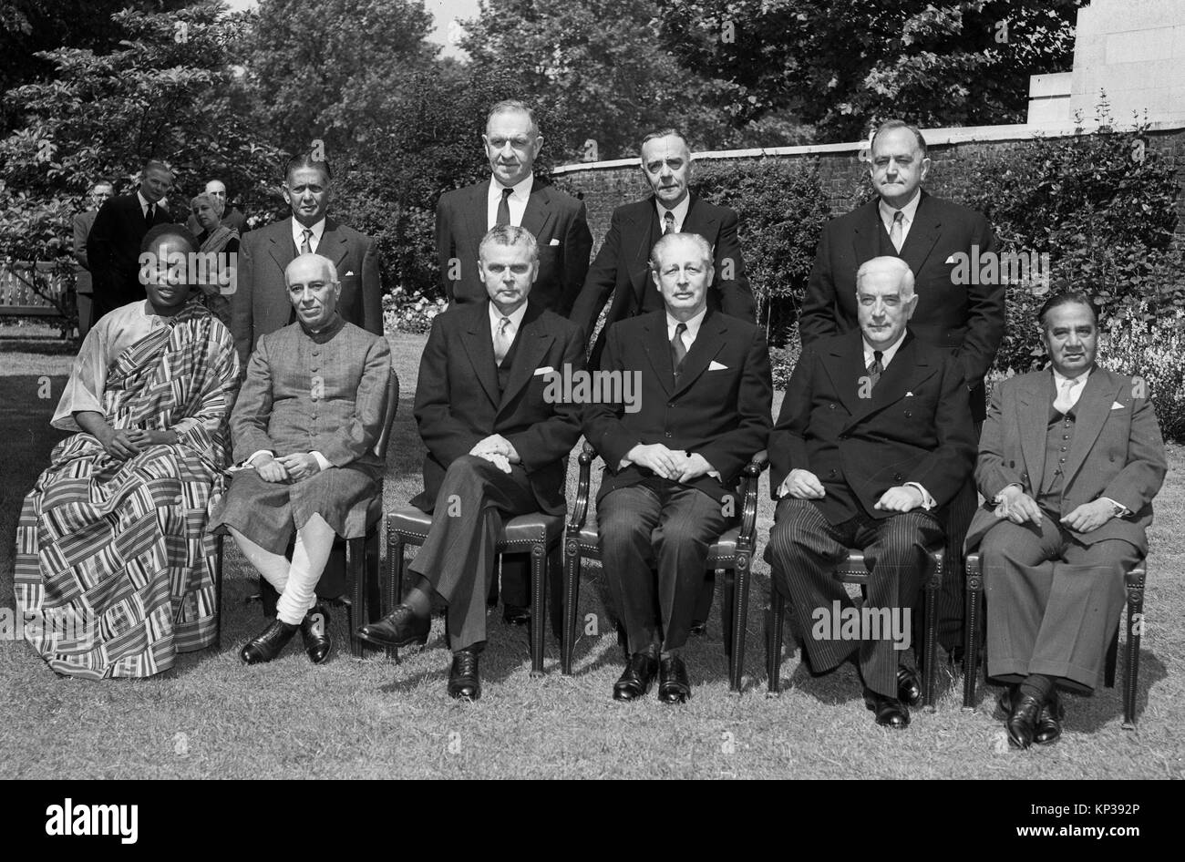 Commonwealth Primi Ministri che frequentano il Commonwealth Britannico i Primi ministri della Conferenza Episcopale a 10 Downing Street 1957. LtoR insediato il dottor Kwame Nkrumah, Primo Ministro del Ghana; Jawaharlal Nehru, Primo Ministro dell'India; Il Primo Ministro canadese John Diefenbaker; Primo ministro britannico Harold Macmillan; Il Primo Ministro australiano Robert Gordon Menzies; e Huseyn shaheed suhrawardy, primo ministro del Pakistan. LtoR M.W.H. permanente DeSilva, Ceylon il Ministro della Giustizia; Thomas L. McDonald, Nuova Zelanda affari esteri Ministro; Eric Louw, South African Affari Esteri ministro; e Sir Roy Welensky, Pr Foto Stock