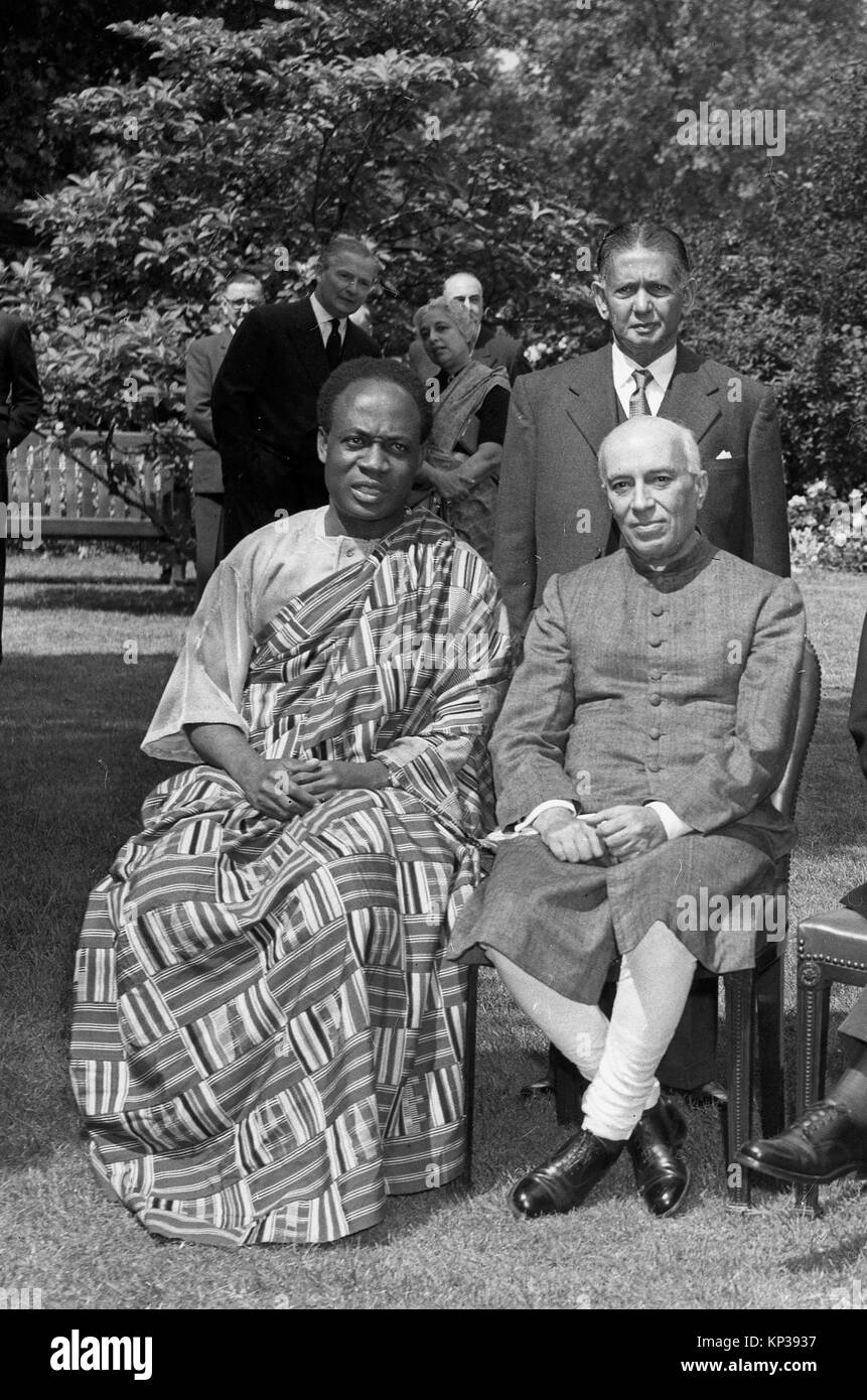 Commonwealth Primi Ministri che frequentano il Commonwealth Britannico i Primi ministri della Conferenza Episcopale a 10 Downing Street 1957. LtoR insediato il dottor Kwame Nkrumah, Primo Ministro del Ghana e Jawaharlal Nehru, Primo Ministro dell'India con M.W.H. DeSilva, Ceylon il Ministro della giustizia in piedi. Il 26 giugno 1957 Foto Stock