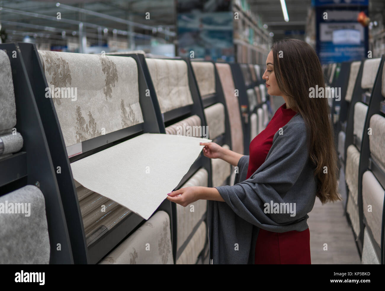 Smart cliente che acquista la carta da parati in auto supermercato Foto Stock