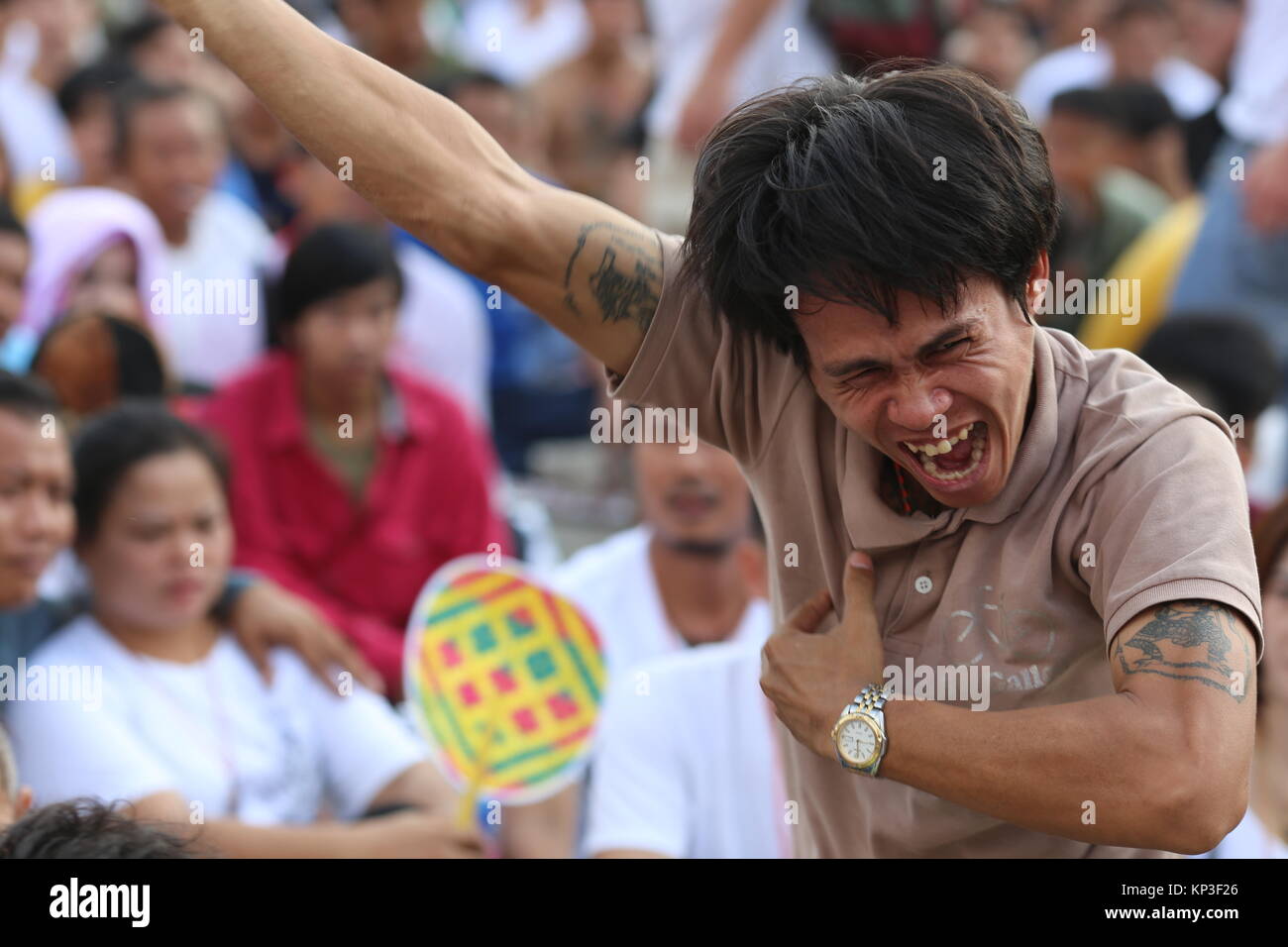 L'annuale Festival del tatuaggio al Wat Phra Bang consente a coloro con il tempio di tatuaggi per ricaricare i loro poteri sacri di protezione dai monaci benedizione". Foto Stock