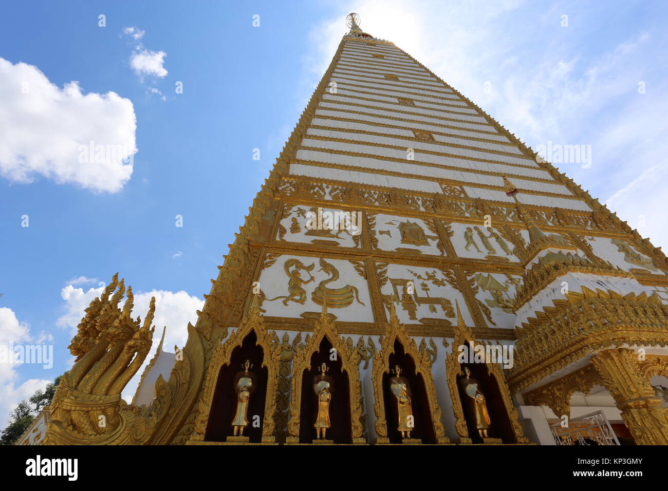 Un alveare di api selvatiche può essere trovato su motivi di Wat Phra That Nong Bua stupa. Foto Stock