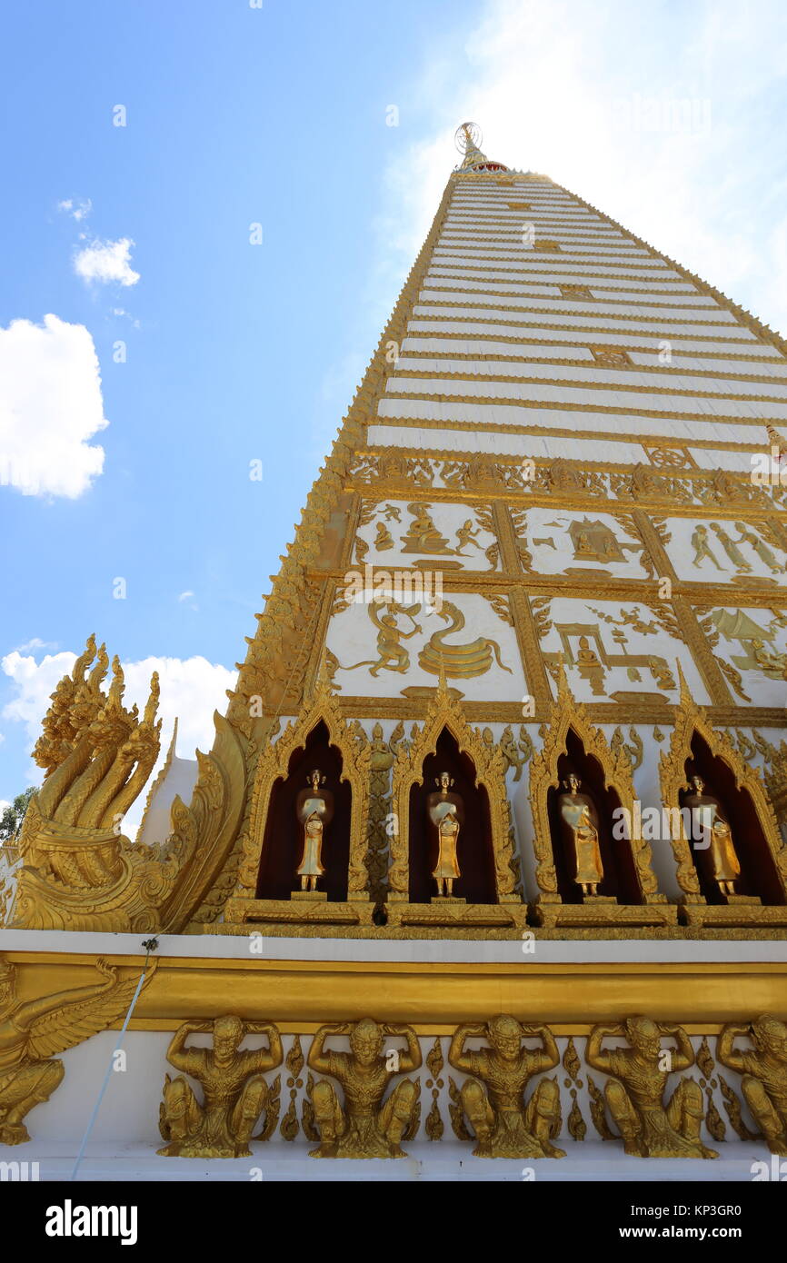 Un alveare di api selvatiche può essere trovato su motivi di Wat Phra That Nong Bua stupa. Foto Stock